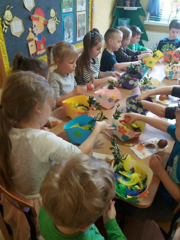 Brzdące w poszukiwaniu świątecznych prezentów