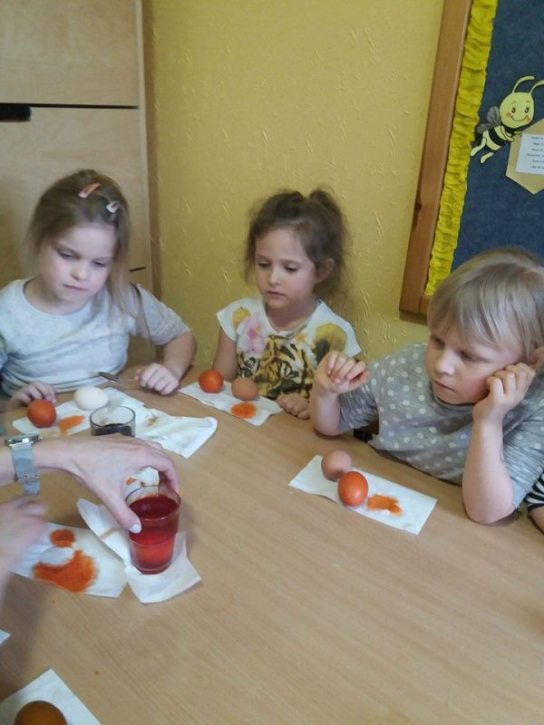 Brzdące w poszukiwaniu świątecznych prezentów