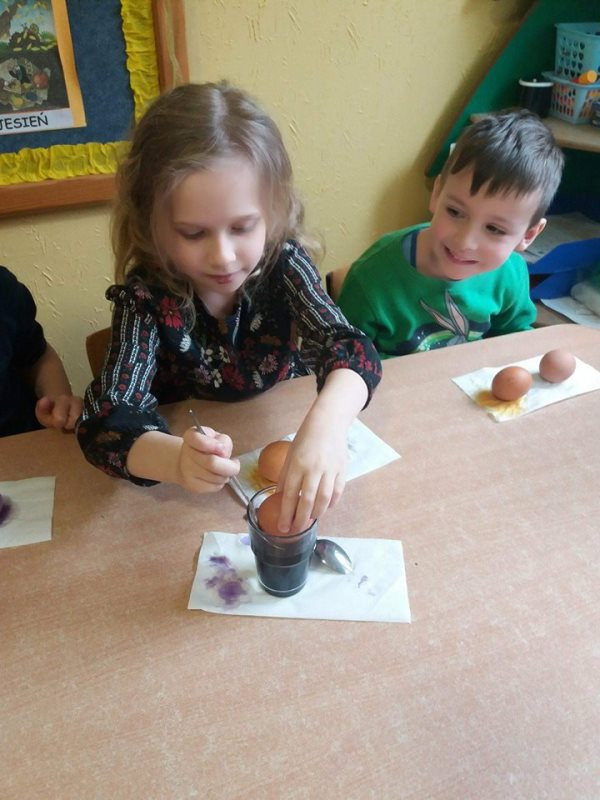 Brzdące w poszukiwaniu świątecznych prezentów