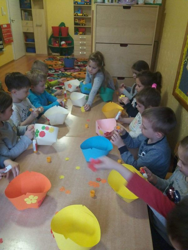 Brzdące w poszukiwaniu świątecznych prezentów