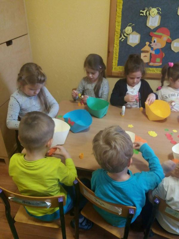 Brzdące w poszukiwaniu świątecznych prezentów