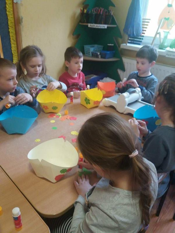 Brzdące w poszukiwaniu świątecznych prezentów
