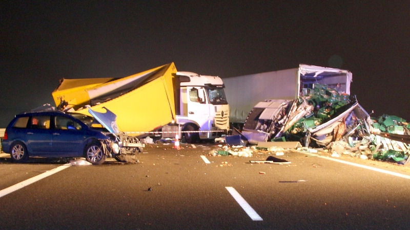 TRAGEDIA! Dwie ciężarówki zderzyły się z osobówką - potężny, niebezpieczny karambol na trasie A1