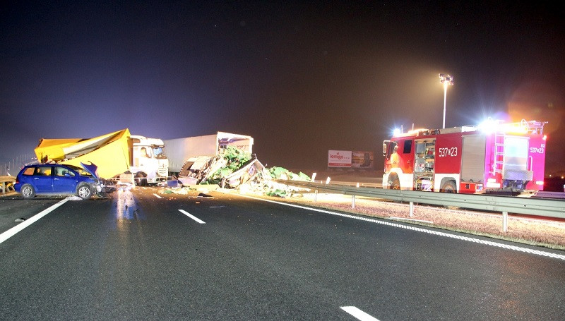 TRAGEDIA! Dwie ciężarówki zderzyły się z osobówką - potężny, niebezpieczny karambol na trasie A1