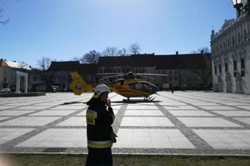 AKCJA RATUNKOWA! 16-miesięczny chłopiec WYPADŁ PRZEZ OKNO z trzeciego piętra kamienicy przy ul. Rynkowej