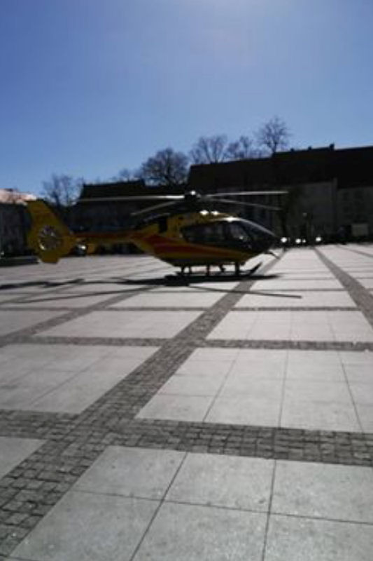 AKCJA RATUNKOWA! 16-miesięczny chłopiec WYPADŁ PRZEZ OKNO z trzeciego piętra kamienicy przy ul. Rynkowej