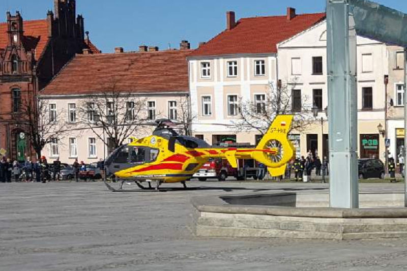 AKCJA RATUNKOWA! 16-miesięczny chłopiec WYPADŁ PRZEZ OKNO z trzeciego piętra kamienicy przy ul. Rynkowej