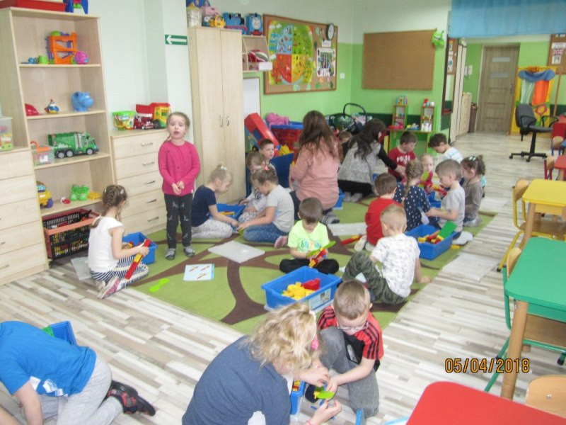 Zajęcia pokazowe z klockami LEGO oraz przedstawienie wielkanocne w 