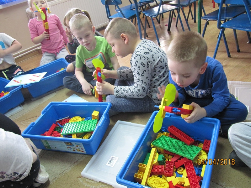 Zajęcia pokazowe z klockami LEGO oraz przedstawienie wielkanocne w 