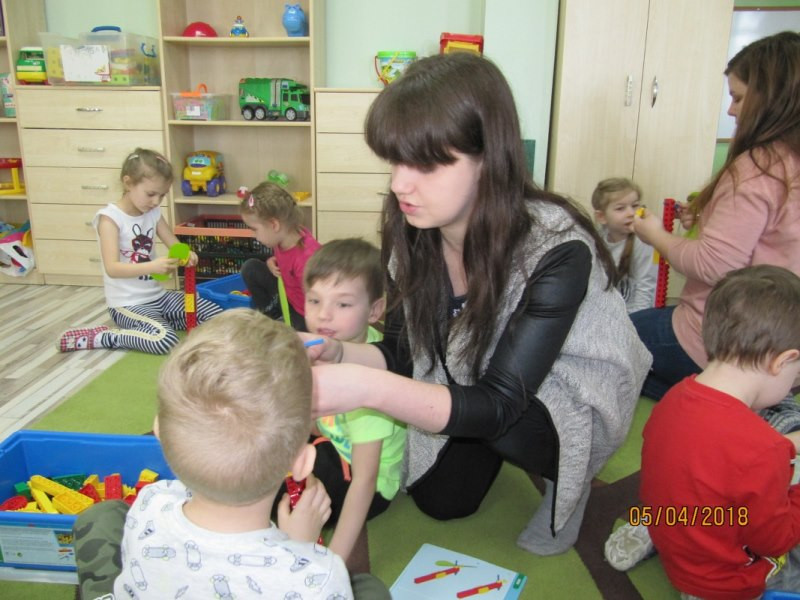 Zajęcia pokazowe z klockami LEGO oraz przedstawienie wielkanocne w 