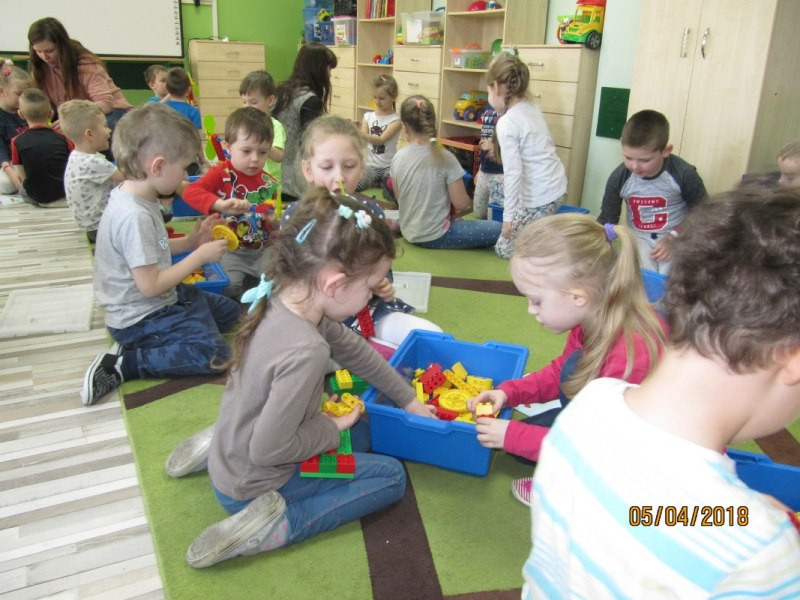 Zajęcia pokazowe z klockami LEGO oraz przedstawienie wielkanocne w 