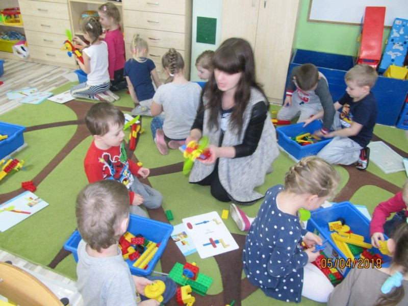 Zajęcia pokazowe z klockami LEGO oraz przedstawienie wielkanocne w 