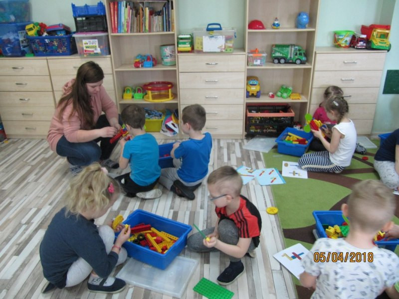 Zajęcia pokazowe z klockami LEGO oraz przedstawienie wielkanocne w 