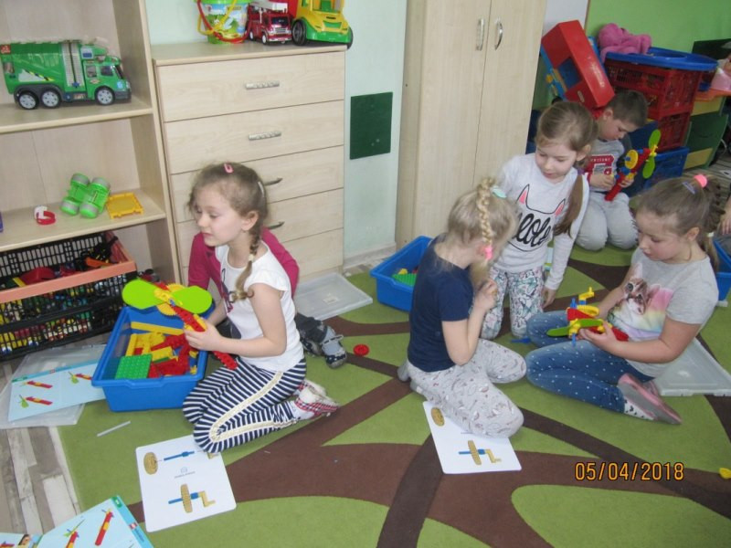 Zajęcia pokazowe z klockami LEGO oraz przedstawienie wielkanocne w 