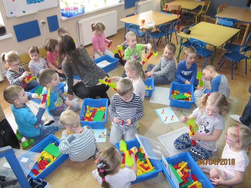 Zajęcia pokazowe z klockami LEGO oraz przedstawienie wielkanocne w 