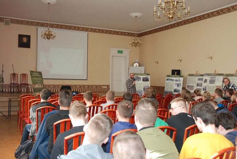 Wystawa i wykład IPN w ZS nr 2 poświęcona 5. Wileńskiej Brygadzie AK