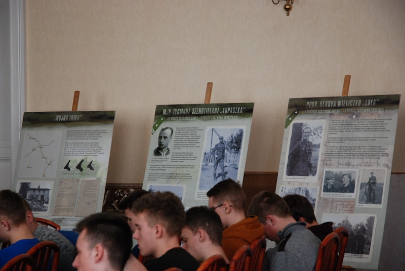  Wystawa i wykład IPN w ZS nr 2 poświęcona 5. Wileńskiej Brygadzie AK
