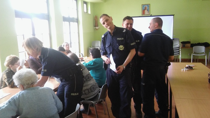 Policjanci na pogadance w Klubiku Seniora