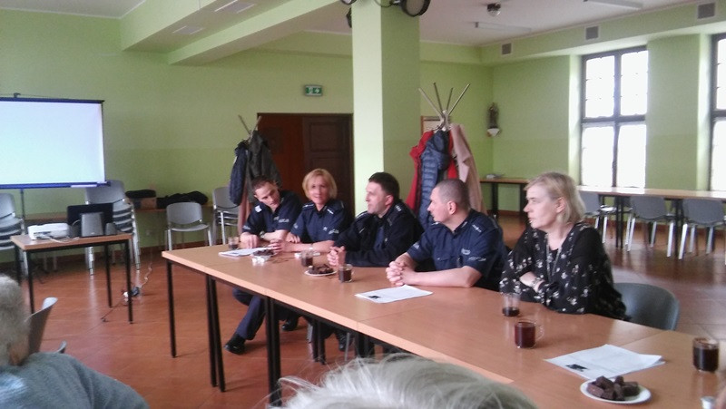 Policjanci na pogadance w Klubiku Seniora