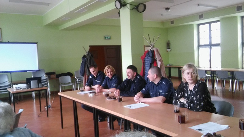 Policjanci na pogadance w Klubiku Seniora
