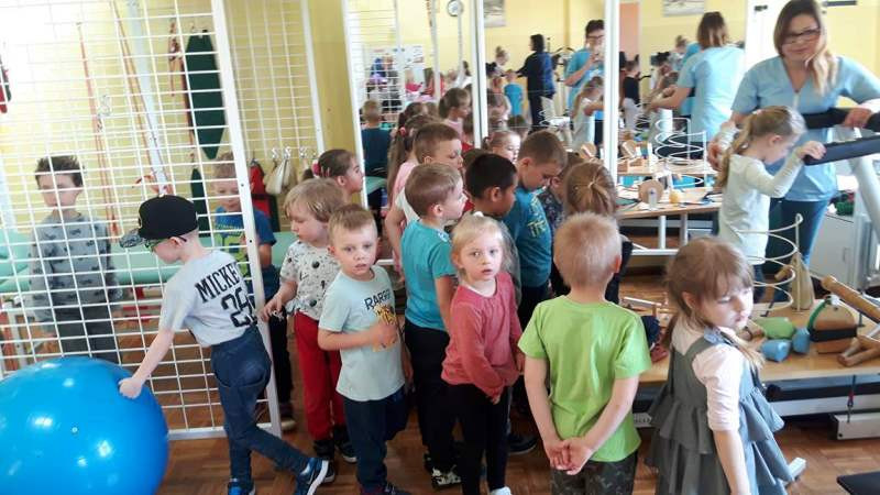 Przedszkolaki z wizytą w szpitalu na oddziale fizjoterapii