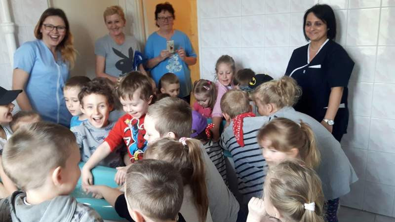 Przedszkolaki z wizytą w szpitalu na oddziale fizjoterapii