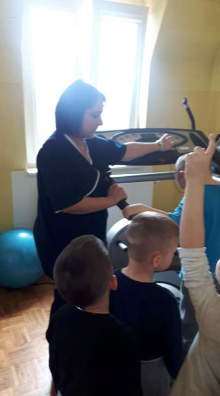 Przedszkolaki z wizytą w szpitalu na oddziale fizjoterapii