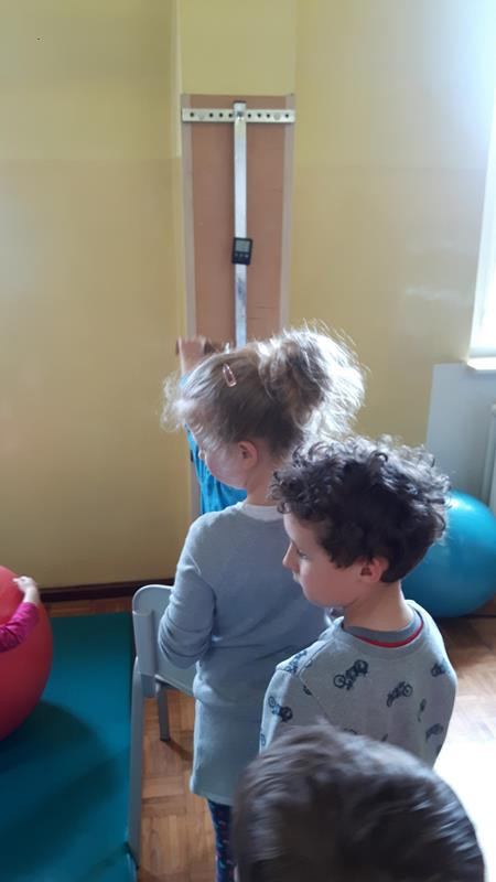 Przedszkolaki z wizytą w szpitalu na oddziale fizjoterapii