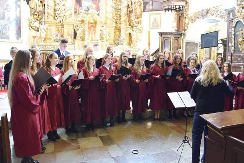 Ogłaszamy wszem i wobec, że Maturzyści z Katolickiego Liceum zakończyli edukację