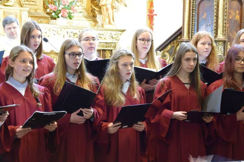 Ogłaszamy wszem i wobec, że Maturzyści z Katolickiego Liceum zakończyli edukację