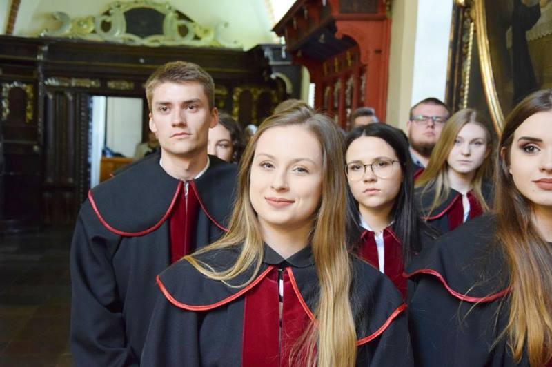 Ogłaszamy wszem i wobec, że Maturzyści z Katolickiego Liceum zakończyli edukację