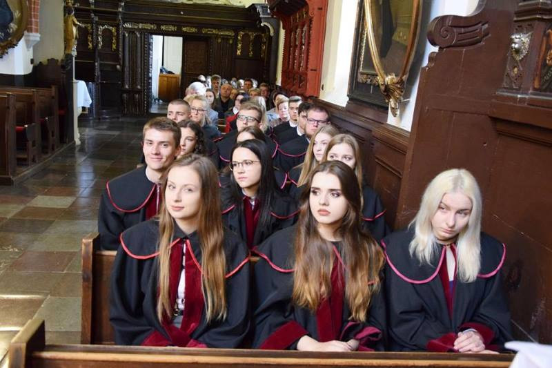Ogłaszamy wszem i wobec, że Maturzyści z Katolickiego Liceum zakończyli edukację