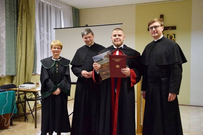Ogłaszamy wszem i wobec, że Maturzyści z Katolickiego Liceum zakończyli edukację