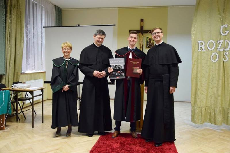 Ogłaszamy wszem i wobec, że Maturzyści z Katolickiego Liceum zakończyli edukację