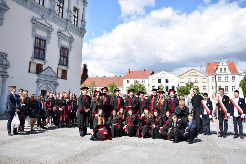 Ogłaszamy wszem i wobec, że Maturzyści z Katolickiego Liceum zakończyli edukację