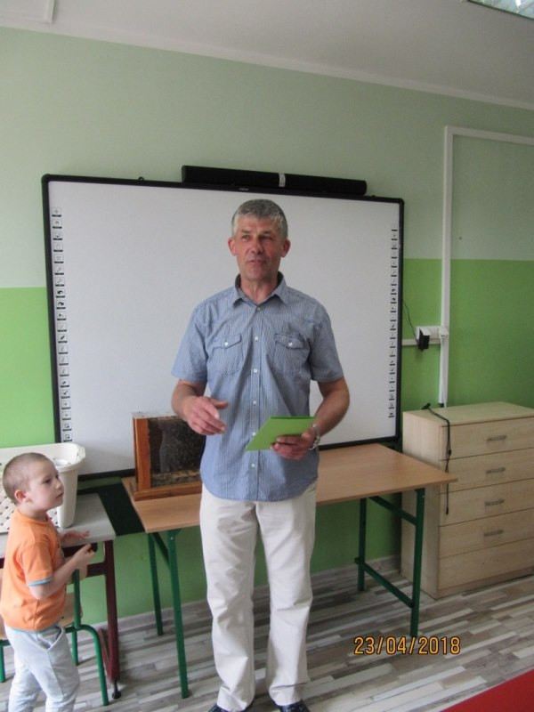 Zbigniew Rębacz z wizytą u przedszkolaków - opowieści o pasji do pszczelarstwa