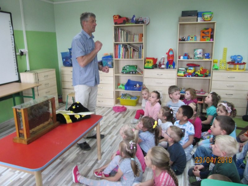 Zbigniew Rębacz z wizytą u przedszkolaków - opowieści o pasji do pszczelarstwa