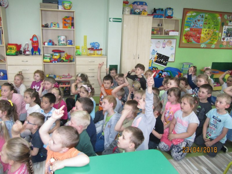 Zbigniew Rębacz z wizytą u przedszkolaków - opowieści o pasji do pszczelarstwa