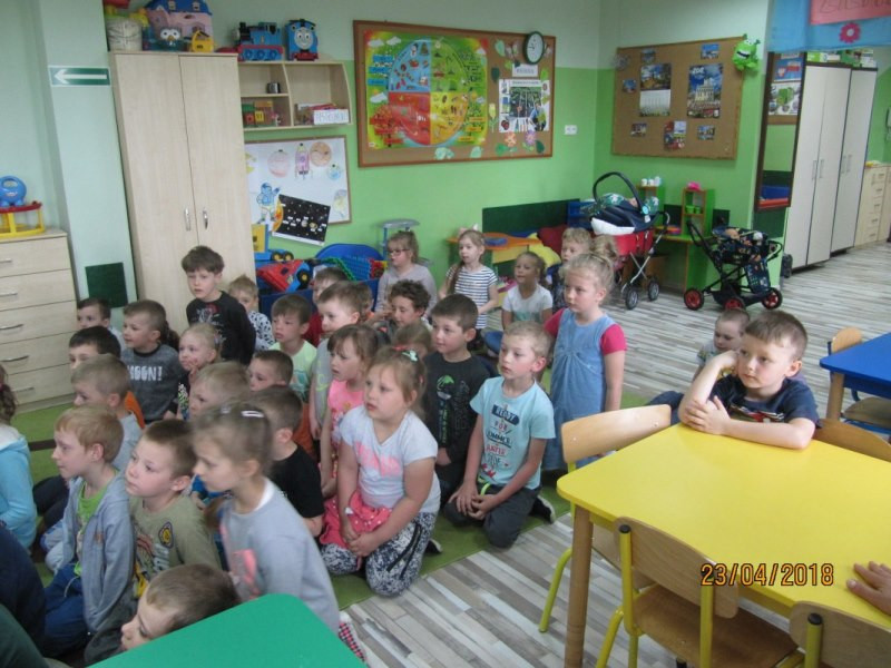 Zbigniew Rębacz z wizytą u przedszkolaków - opowieści o pasji do pszczelarstwa