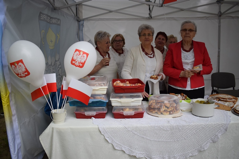 W biało-czerwonych barwach: Zabawy w Dniu Flagi