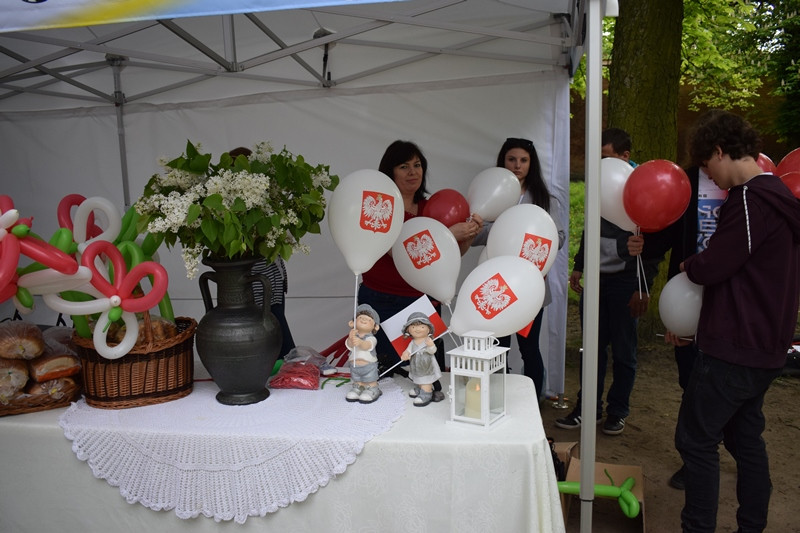 W biało-czerwonych barwach: Zabawy w Dniu Flagi