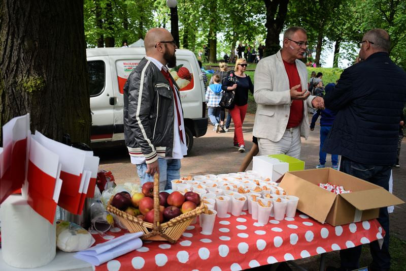 W biało-czerwonych barwach: Zabawy w Dniu Flagi