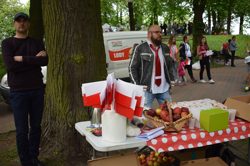 W biało-czerwonych barwach: Zabawy w Dniu Flagi
