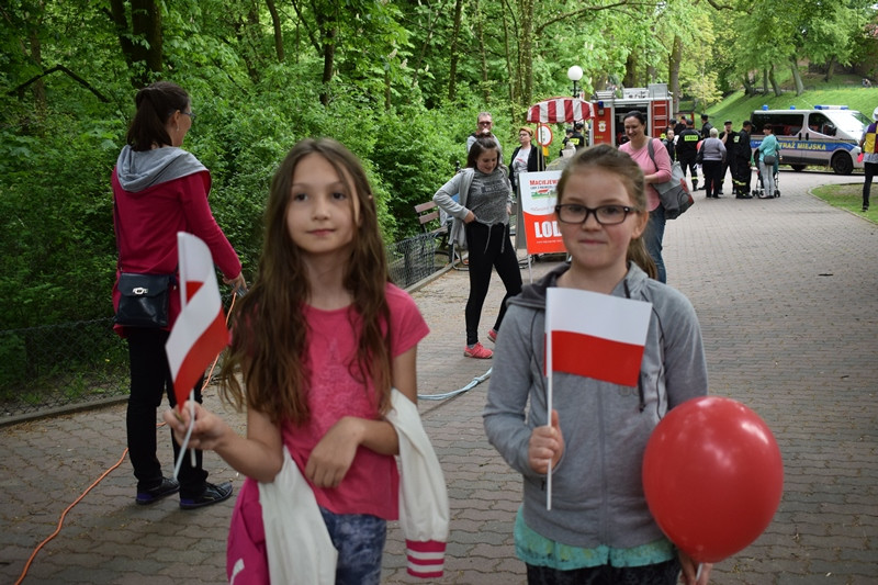 W biało-czerwonych barwach: Zabawy w Dniu Flagi