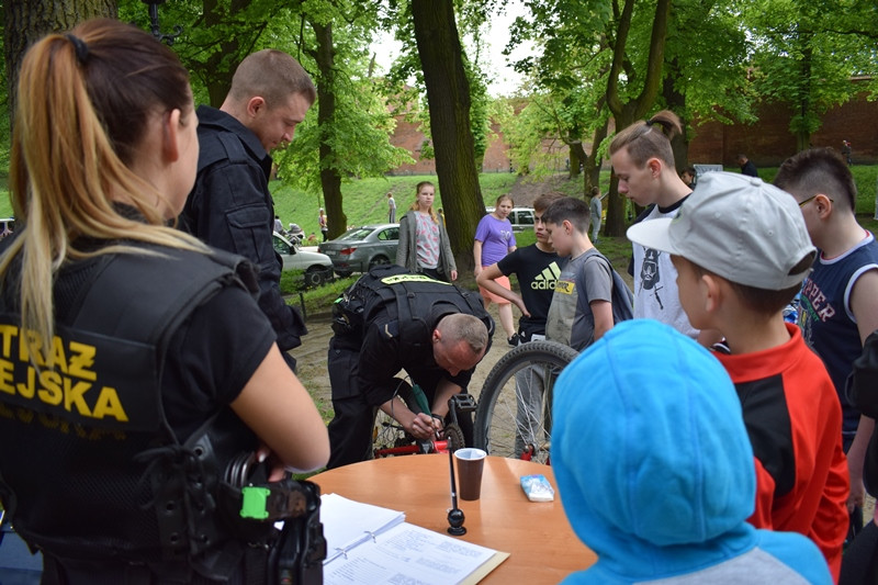 W biało-czerwonych barwach: Zabawy w Dniu Flagi