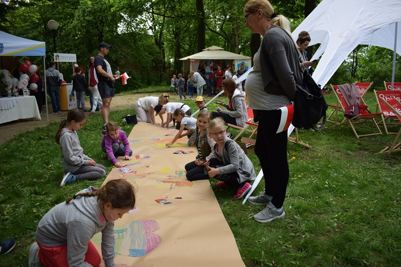 W biało-czerwonych barwach: Zabawy w Dniu Flagi