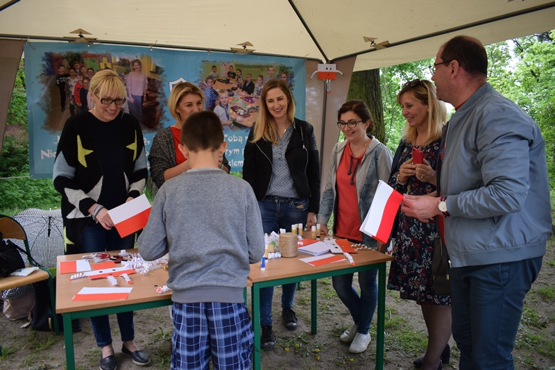 W biało-czerwonych barwach: Zabawy w Dniu Flagi