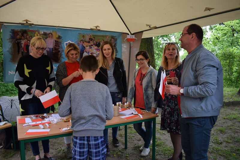 W biało-czerwonych barwach: Zabawy w Dniu Flagi