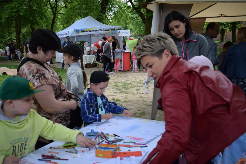 W biało-czerwonych barwach: Zabawy w Dniu Flagi