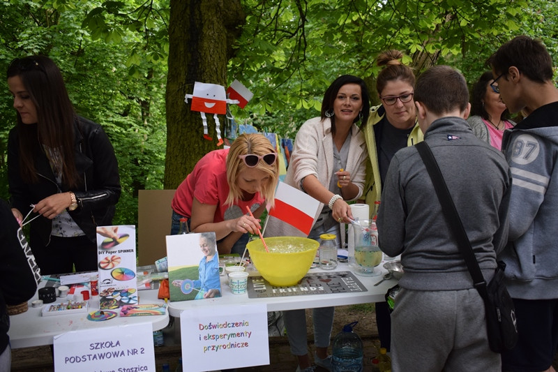 W biało-czerwonych barwach: Zabawy w Dniu Flagi